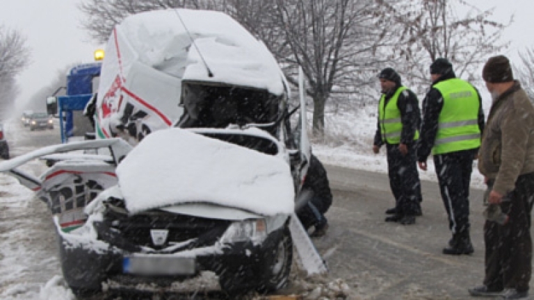 Четирима човека пострадаха в катастрофа в Монтанско съобщиха от МВР