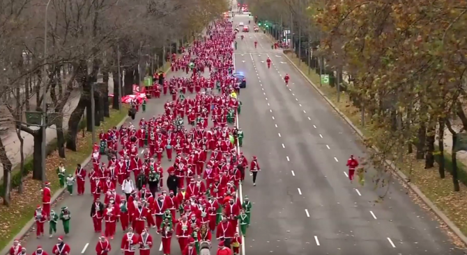 Над 7000 души облечени в одеждите на Дядо Коледа се