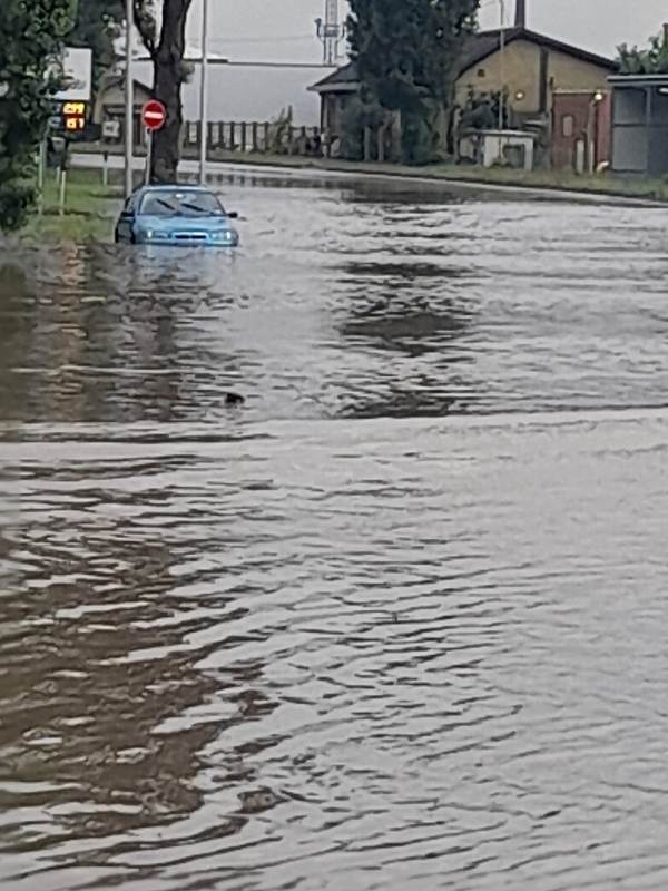 Кола закъса на наводнен булевард във Враца, научи агенция BulNews.
Поройният