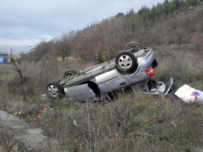 Пиян се е преобърнал с колата си край оранжерия във