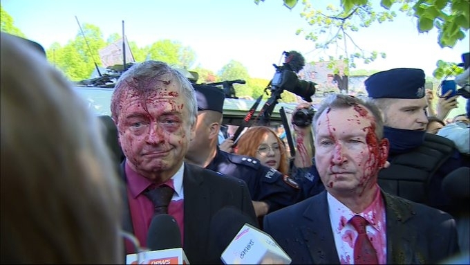 Руският посланик Сергей Андреев във Варшава беше полят с червена боя