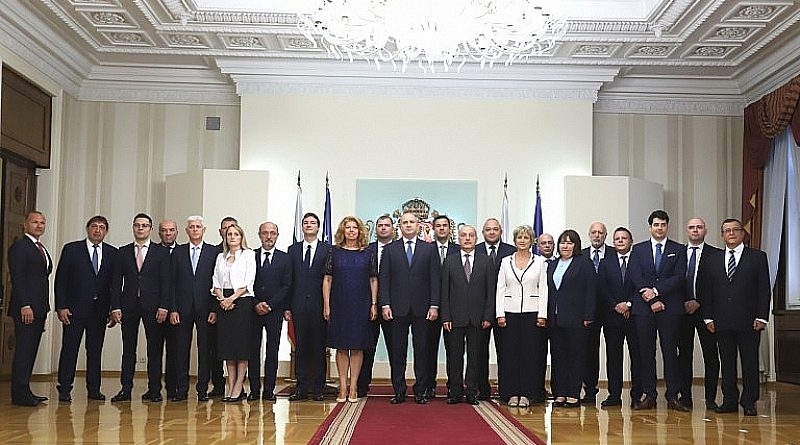 Служебното правителство удължава политическата криза защото макар да е замислено