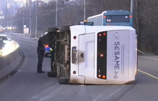 Общински автобус катастрофира в Бургас Инцидентът е станал минути след