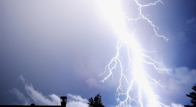 Силна гръмотевична буря придружена от пороен дъжд създаде затруднения на