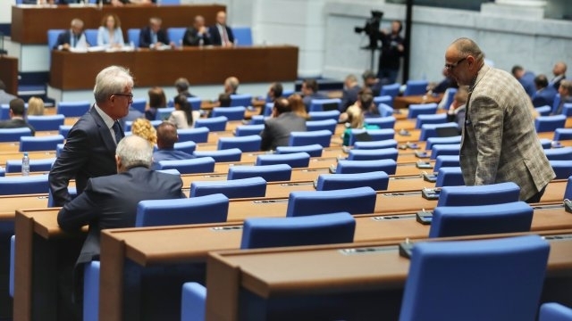 След като кабинетът Денков Габриел предаде щафетата на служебната власт бяха