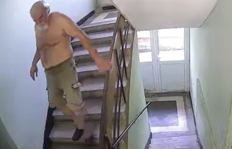 Арестуваха мъжа от видеото пребил жестоко кученце във вход във