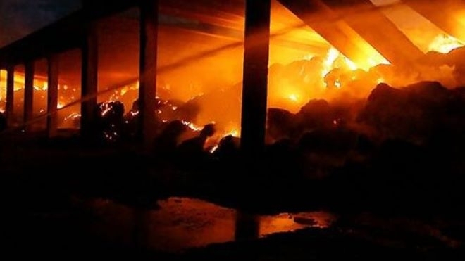 Пожар унищожи над 2000 бали сено във Врачанско, съобщиха от