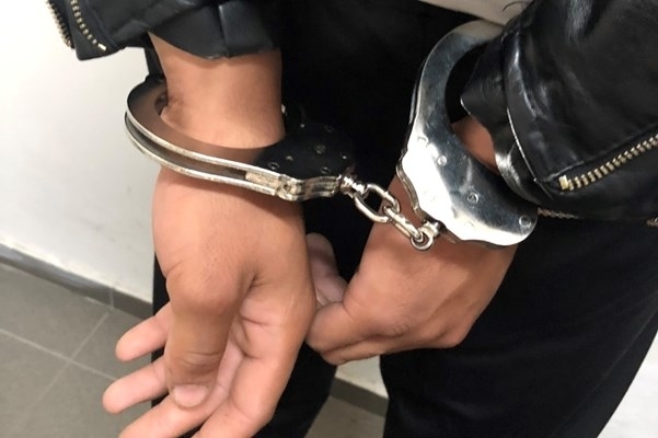 Браво на полицията! Спипаха светкавично бандита, нарязал гумите на няколко коли във Врачанско