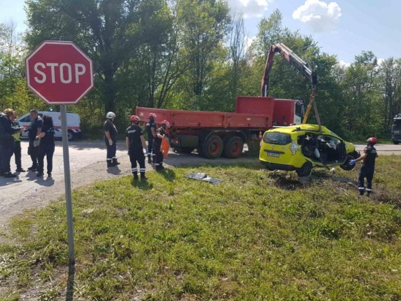 И тримата загинали при вчерашната катастрофа между такси и камион