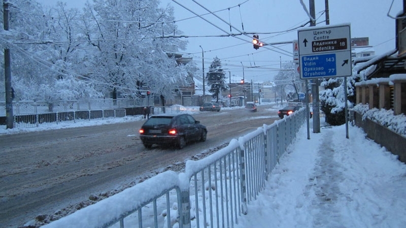 Обилният сняг е затворил някои от линиите на градския транспорт