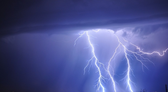 Заради проливни дъждове и бури в Чехия загина един човек