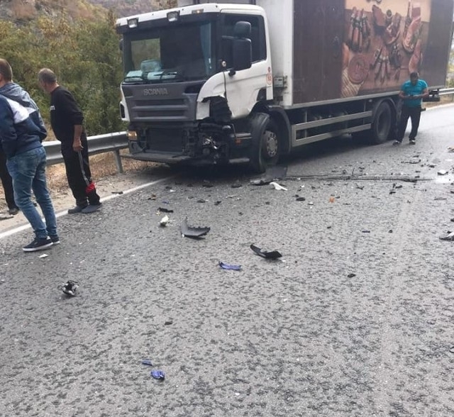 Челен удар между ТИР и мотор затвори пътя между Банско