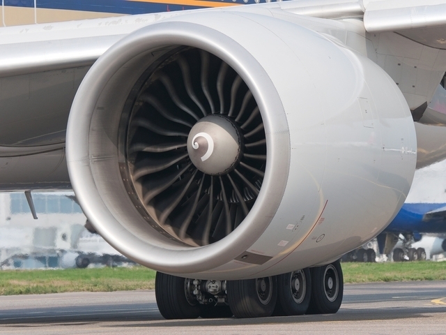 Възрастна жена хвърли монети в двигателя на самолет на китайската