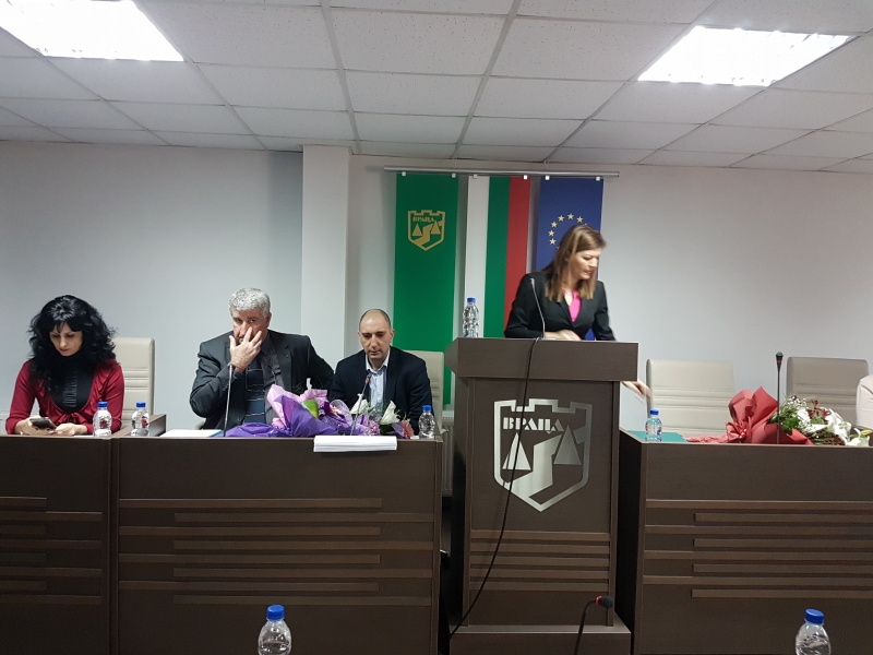 Преди минути общинските съветници във Враца отрязаха мераците на таксиметровите