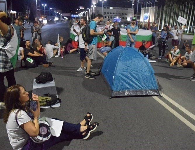 Палатките които бяха вдигнати снощи от протестиращи в района на