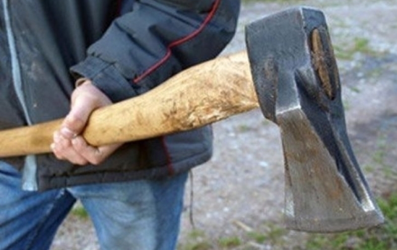 Агресивен мъж заплаши съседа си с брадва във Врачанско съобщиха