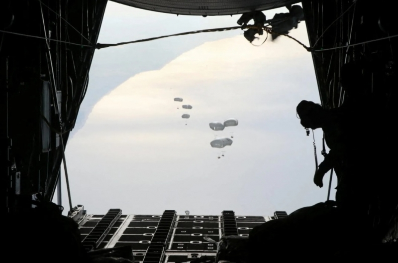 Йордания изпрати самолети с помощ за Ивицата Газа Пакети с