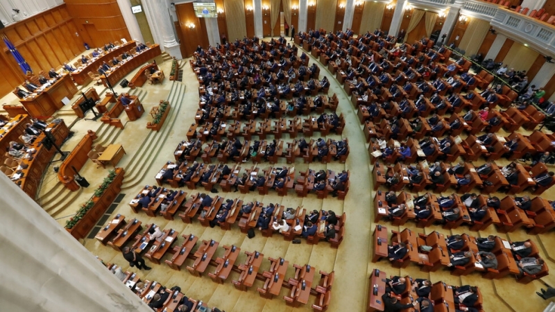 Правителството на либералния румънски премиер Флорин Къцу беше свалено с