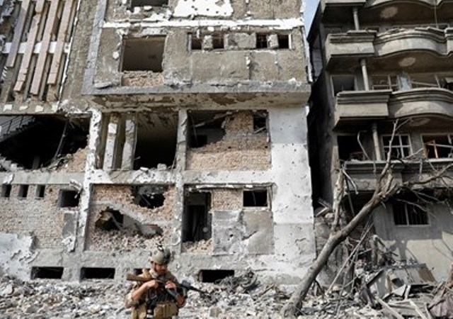 Най малко осем души са загинали при самоубийствен атентат с кола