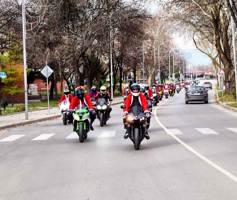 Мотористи в костюми на Дядо Коледа организират благотворително шествие в