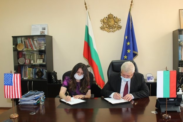 Министърът на здравеопазването Кирил Ананиев и извънредният и пълномощен посланик