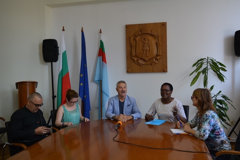 Представителят на УНИЦЕФ за България д р Джейн Муита и кметът