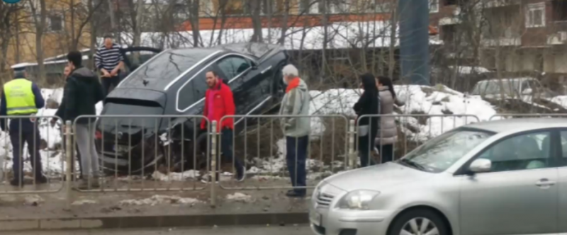 Зрелищна катастрофа е станала в София, съобщи NOVA. Пътният инцидент