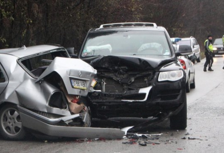 Четирима души са пострадали при катастрофа на пътя Велико Търново