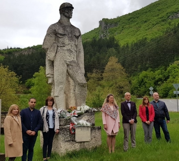 Във Враца почетоха жертвите на трудови злополуки научи BulNews По традиция