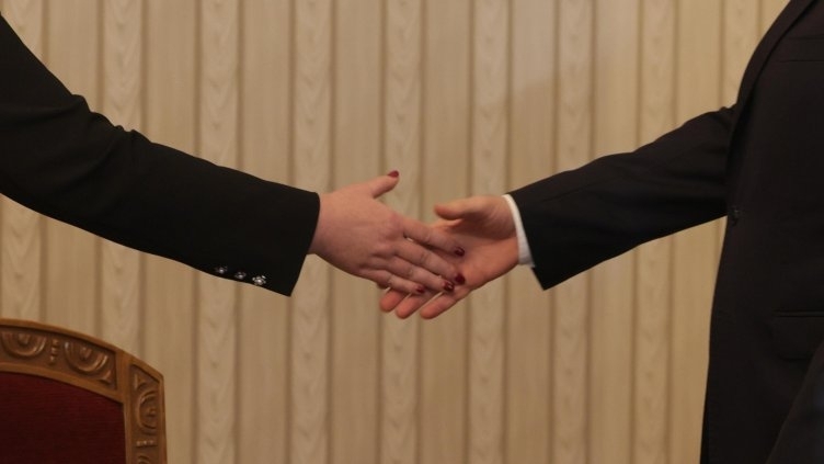 По план и според Конституцията държавният глава Румен Радев продължава