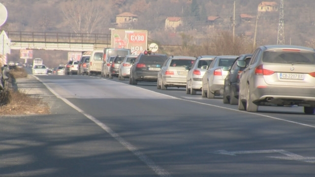 Натоварен трафик и опасност от поледици ни очакват пътя днес