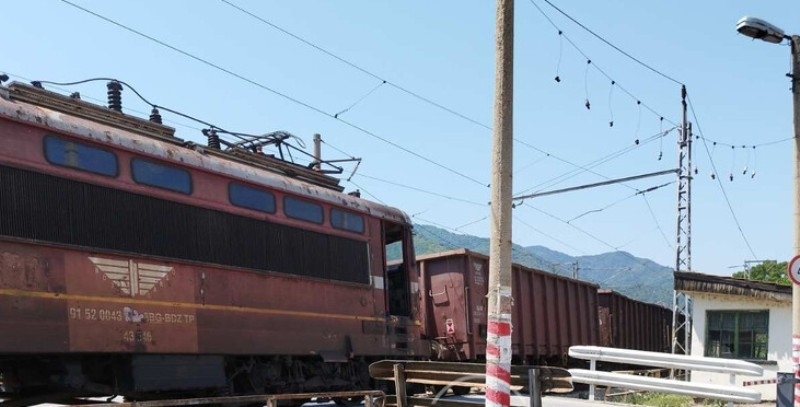 Влак дерайлира между Зверино и Елисейна Товарната композиция се е