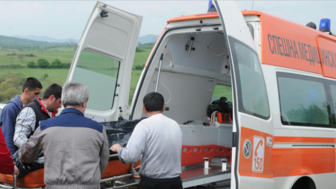 Младеж бе премазан от селскостопанска машина във Врачанско съобщиха от