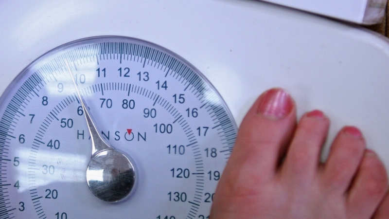 Спим малко будим се със звънеца на будилника пиете кафе