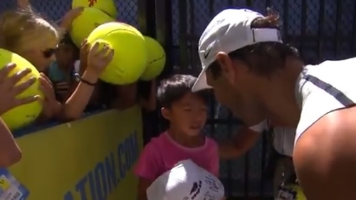Рафаел Надал помогна на малко момченце което едва не бе