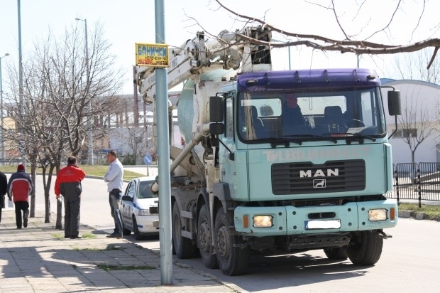 Врачанин с бетоновоз, блъсна мъж край Мездра и избяга от местопроизшествието