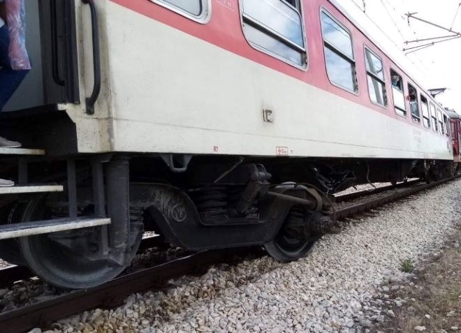 Влак дерайлира в района на гара Баня Карловско Пострадали няма Композицията