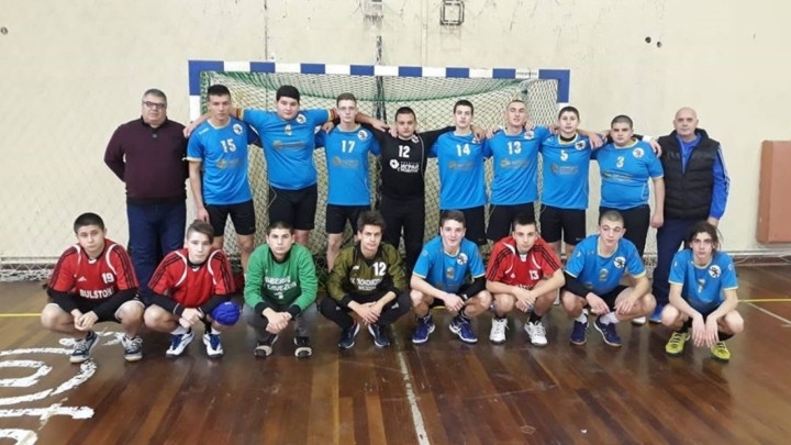 Юношите старша възраст на ХК Локомотив Мездра с треньор Евгени Йоловски