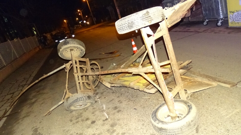 Каруца се блъсна в паркиран лек автомобил и се преобърна след