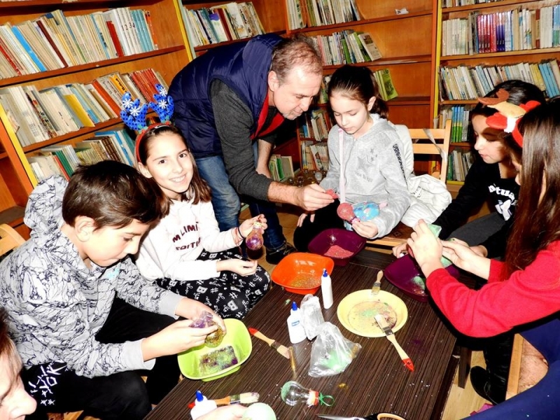 Бляскави украшения и уникални сувенири за елха направиха деца и