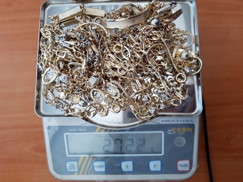 Контрабандни златни накити за над 98 000 лева задържаха митническите