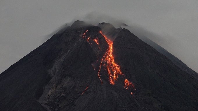 Рано тази сутрин на индонезийския остро Ява изригна вулканът Мерапи