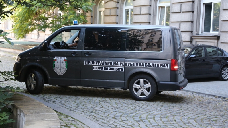 Прокурори влязоха в президентската институция Една полицейска кола и два