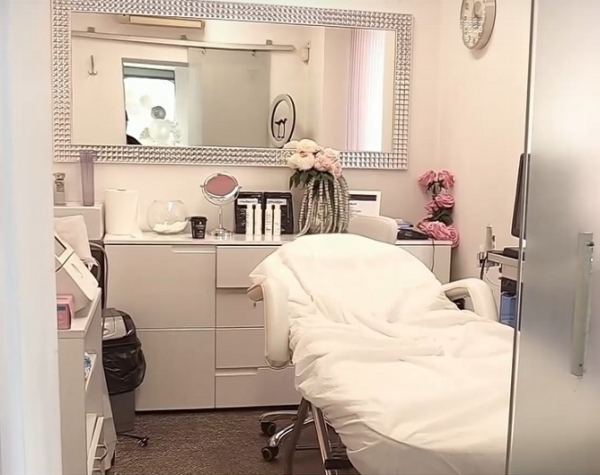 Шокиращ случай и скандал със записи от козметично студио - жена се разпозна в порнографски сайт