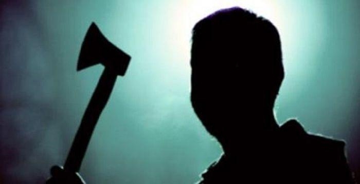 Двама младежи обраха и заплашиха с брадва мъж от Грамада