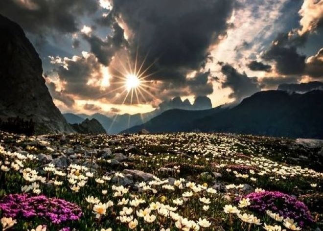 И на днешния голям празник времето ще остане облачно с