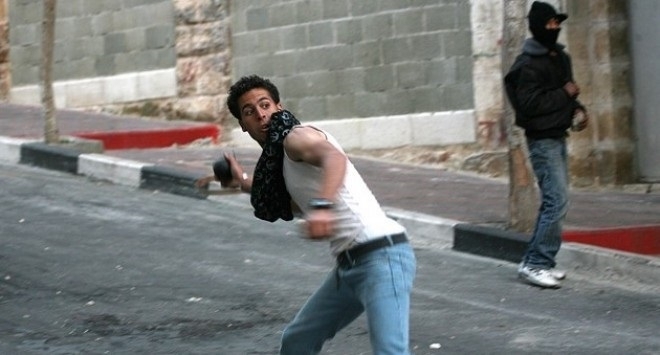 Мъж е с избити зъби след като бил замерян с