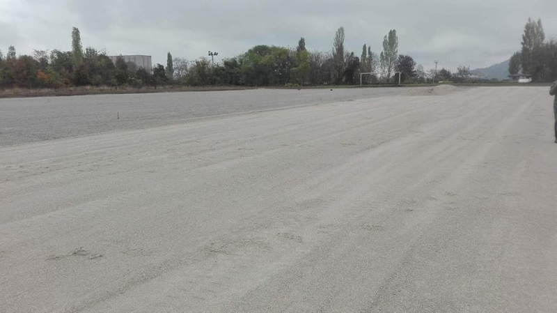 Днес бе доставена изкуствената настилка за новото футболно игрище в