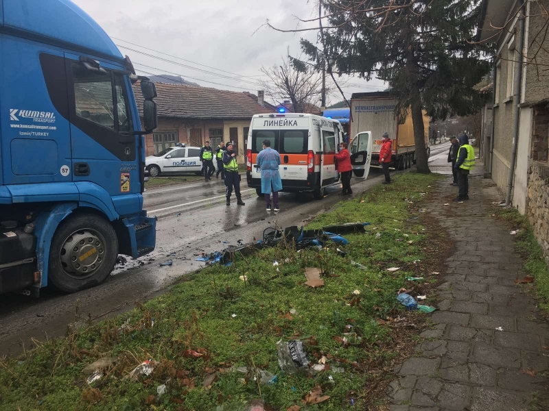 Катастрофа между два товарни автомобила и джип затруднява движението по