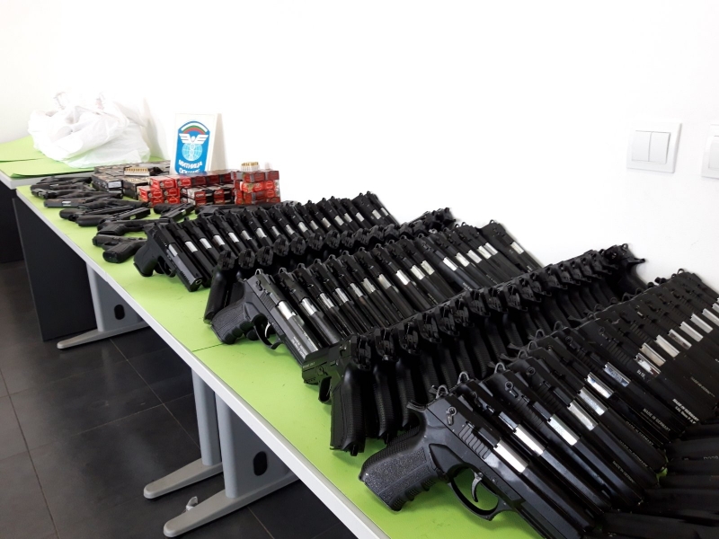 Митнически служители задържаха 186 пистолета и 7475 бойни патрона в